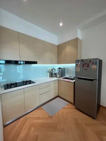 Kitchen features: light wood cabinetry, white countertop, black glass backsplash, stainless-steel fridge, 4-burner gas hob, built-in oven, kitchen sink, dishwasher, recessed downlights, wooden flooring, grey area rug; style: modern.