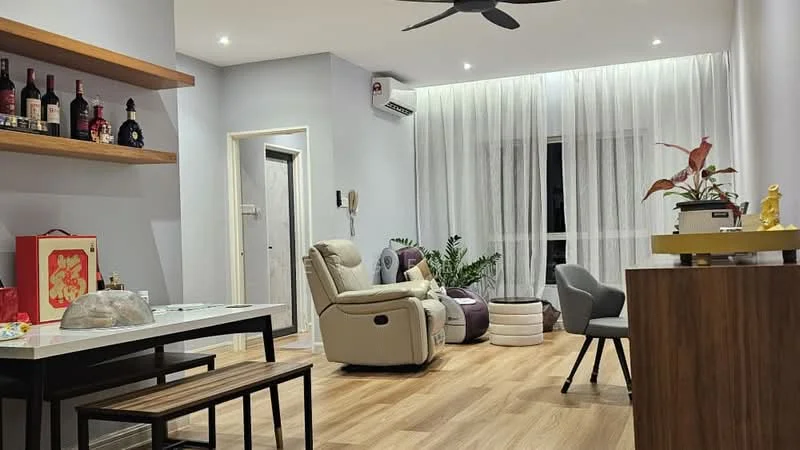 Living features: light wood flooring, grey painted walls, 5-blade ceiling fan, floor-to-ceiling windows with sheer curtains, reclining leather armchair, brown wooden side table, shelf with liquor bottles, decorative plants, wall-mounted air conditioning unit, decorative wall art, small round ottoman, TV console, coffee table; style: modern.