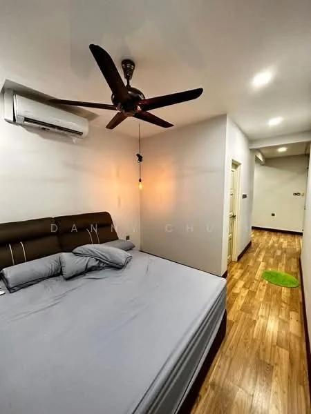 Bedroom features: queen-size bed, upholstered headboard, 2 bedside pillows, wooden flooring, 5-blade ceiling fan with light, wall-mounted split AC, recessed lighting, green area rug, neutral painted walls, doorway leading to hallway; style: modern.