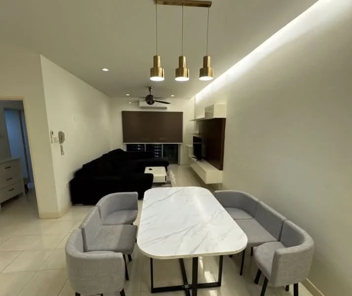 Living features: black fabric sectional sofa, marble dining table, 4 upholstered dining chairs in grey, 3 pendant lights, ceiling fan, wall-mounted TV, TV console, light-coloured walls, tile flooring, large window with blinds; style: modern.