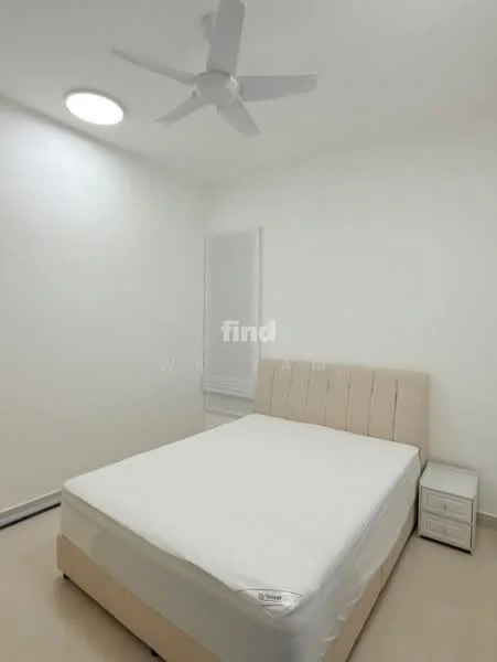 Bedroom features: queen-size bed, upholstered headboard, white painted walls, ceiling fan, recessed ceiling light, nightstand, window with blinds, light-colored flooring; style: modern.