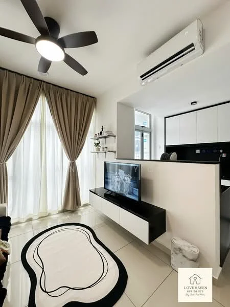 Living features: 5-blade ceiling fan with light, wall-mounted TV, TV console in white, cream curtains, floor-to-ceiling windows, light-colored tiled flooring, decorative area rug with abstract pattern, air conditioning unit, open shelving unit, recessed lighting; style: modern.