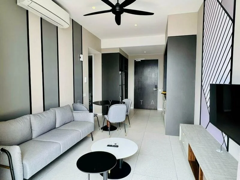 Living features: 3-seater fabric sofa in light grey, round coffee table with black top, wall-mounted TV, TV console in light wood, ceiling fan, wall-mounted air conditioning unit, grey accent wall, light-coloured tile flooring, recessed downlights, open shelving unit, decorative wall with geometric pattern; style: modern.