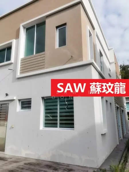 Exterior type: semi-detached house; features: cream painted facade, horizontal wood paneling, large windows with horizontal slats, two-storey structure, flat roof, concrete base, corner unit, surrounded by greenery; style: modern.