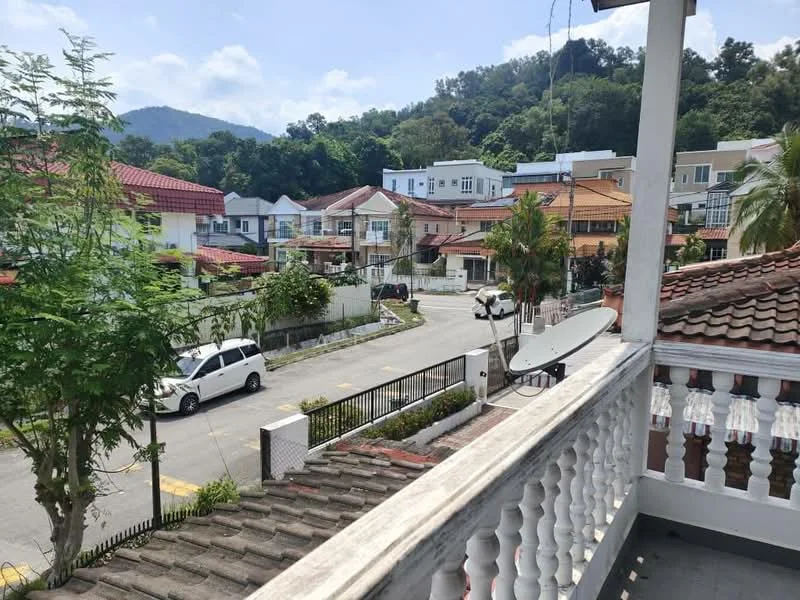Exterior type: linked terrace house; features: red tiled roofs, white painted facade, manicured lawns, paved driveway, surrounded by greenery, mountain view in background, street view with parked cars, balcony railing visible; style: modern.