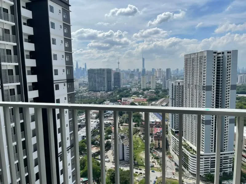 Room style: modern; view: city.