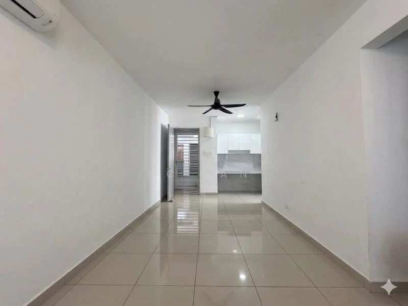Living features: white painted walls, glossy ceramic tile flooring, 5-blade ceiling fan, wall-mounted split AC, recessed downlights, open layout, doorway to kitchen, natural light from windows; style: modern.
