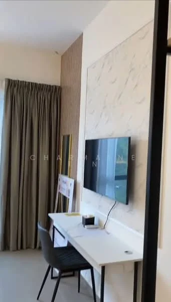 Study features: white desk, black chair, wall-mounted TV, curtains in beige, textured wall paneling, light-colored flooring, decorative wall with floral pattern, window with natural light; style: modern.