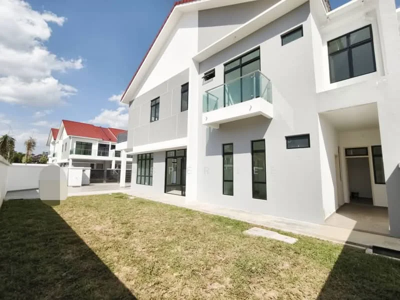 Exterior type: detached bungalow; features: white painted facade, grey painted facade, flat roof, manicured lawn, paved walkway, balcony with glass railing, large windows, surrounded by greenery; style: modern.