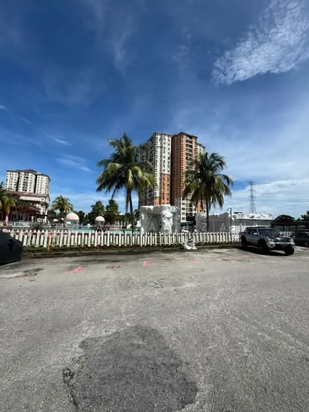 Exterior type: high-rise condominium; features: multiple-storey building, palm trees, fenced area, parking lot, clear blue sky, urban setting; style: modern.