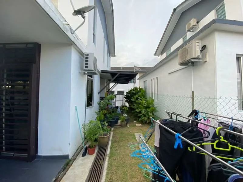 Exterior type: linked terrace house; features: white painted facade, flat roof, 2 wall-mounted split AC units, manicured lawn, paved walkway, clothes drying rack, fence, landscaping with plants; style: modern.