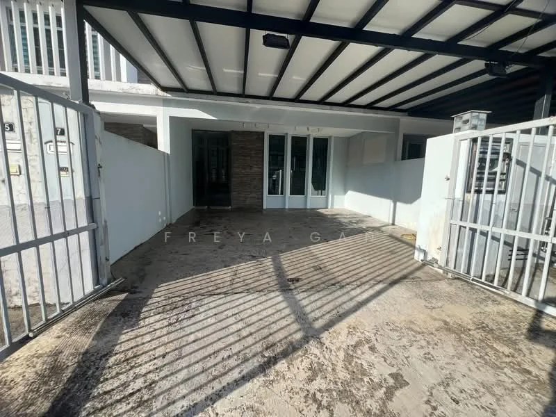 Exterior type: linked terrace house; features: covered car porch, metal gate, concrete flooring, exposed brick wall, sliding glass doors, white painted walls, fenced perimeter, roof overhang; style: modern.