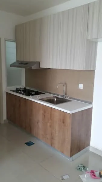 Kitchen features: laminate cabinetry in light wood finish, white countertop, single-bowl stainless-steel sink, chrome pull-down faucet, built-in gas hob with two burners, exhaust hood, tile backsplash in beige, ceramic tile flooring, wall-mounted cabinets, open shelving, neutral wall colour; style: modern.
