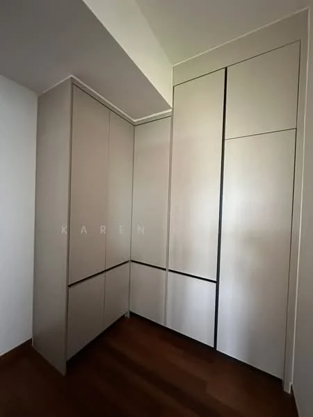 Room features: built-in wardrobe, sliding doors, light wood finish, minimalist design, corner layout, wood flooring; style: modern.