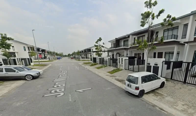 Exterior type: linked terrace house; features: two-storey houses, white painted facade, black metal gates, paved driveway, manicured lawns, street lighting, sidewalks, trees along the street; style: modern.