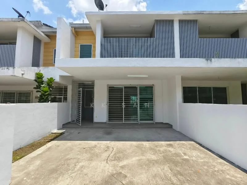 Exterior type: linked terrace house; features: white painted facade, horizontal metal grilles, concrete driveway, manicured lawn, single-storey, overhang roof, satellite dish on roof, large windows, front porch area; style: modern.