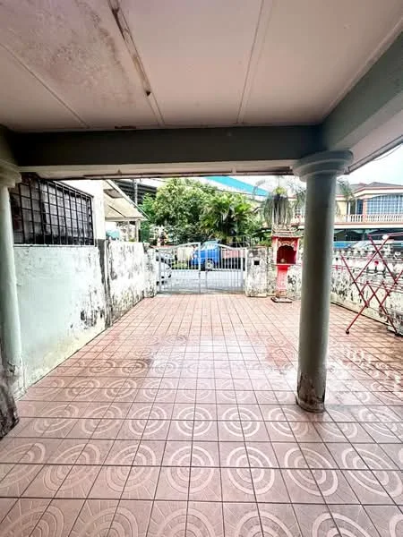Exterior type: linked terrace house; features: tiled flooring, two columns supporting the roof, fenced area, visible street view, exterior walls with peeling paint, open space, surrounding greenery, clothes drying rack; style: traditional.