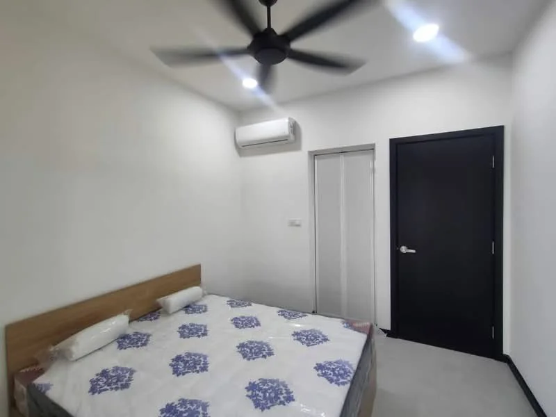 Bedroom features: queen-size bed, upholstered headboard, 2 white pillows, ceiling fan, 1 wall-mounted split AC, white painted walls, grey flooring, black door, built-in wardrobe with sliding doors, recessed lighting; style: modern.
