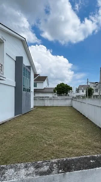 Exterior type: detached bungalow; features: manicured lawn, white painted facade, grey accent wall, single-storey, surrounded by low fencing, clear blue sky, clouds, adjacent residential buildings; style: modern.