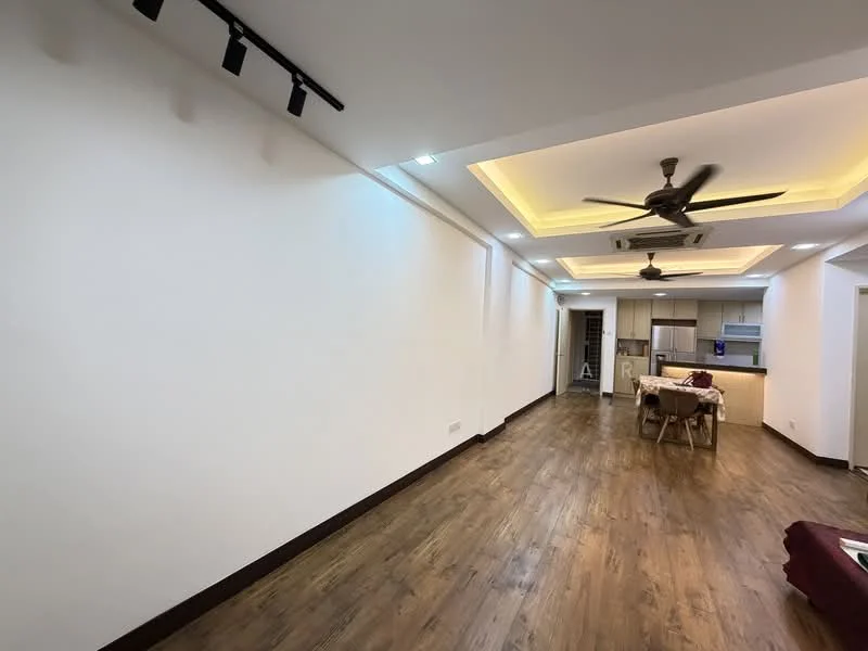 Living features: wooden flooring, white painted walls, tray ceiling with recessed lighting, 5-blade ceiling fan with light, open-plan layout, kitchen area visible in background, dining table with chairs, wall-mounted lighting track; style: modern.