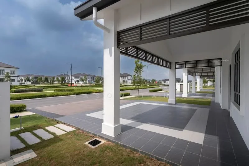 Exterior type: linked terrace house; features: white painted facade, flat roof, paved walkway, manicured lawn, landscaped garden, covered porch, open-air parking lot, street view, surrounded by greenery; style: modern.
