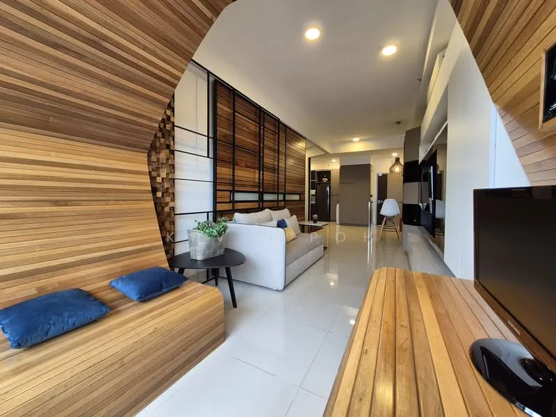 Living features: wood paneling on walls, white painted walls, polished tile flooring, sofa in light fabric, blue accent cushions, round coffee table, TV console, wall-mounted TV, decorative wall with wooden slats, recessed ceiling lights, open layout, large windows, decorative plants; style: modern.