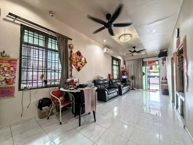 Living features: white painted walls, glossy tile flooring, 5-blade ceiling fan with light, sofa in black leather, coffee table, TV console, wall-mounted TV, curtains in beige, decorative wall art, windows with security bars, air conditioning unit; style: modern.