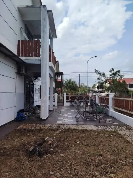 Exterior type: linked terrace house; features: white painted facade, flat roof, paved walkway, manicured lawn area, fenced yard, balcony with wooden railing, outdoor space with circular structure, surrounded by greenery; style: modern.