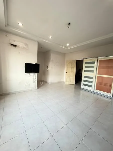 Living features: white painted walls, tile flooring, recessed downlights, wall-mounted TV, sliding glass door, cream-colored door, air conditioning unit, crown moulding; style: modern.