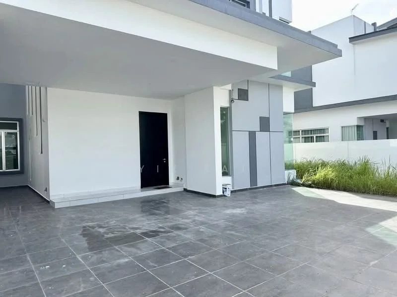 Exterior type: detached bungalow; features: white painted facade, grey accent wall, flat roof, large windows, paved flooring, manicured grass area, covered porch, modern architectural design; style: modern.