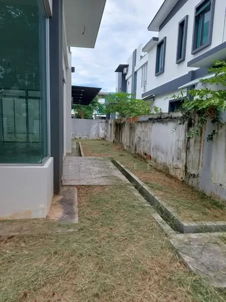 Exterior features: paved walkway, grass lawn, concrete wall, adjacent building, overcast sky; style: modern.