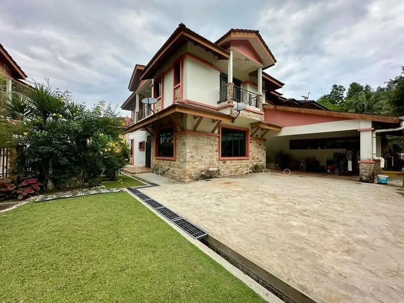 Exterior type: detached bungalow; features: two-storey building, stone cladding on lower level, painted facade in pink and cream, gabled roof with red tiles, balcony on upper floor, large windows with black frames, manicured lawn, paved driveway, landscaped garden with shrubs, car porch, surrounded by greenery; style: tropical-modern.
