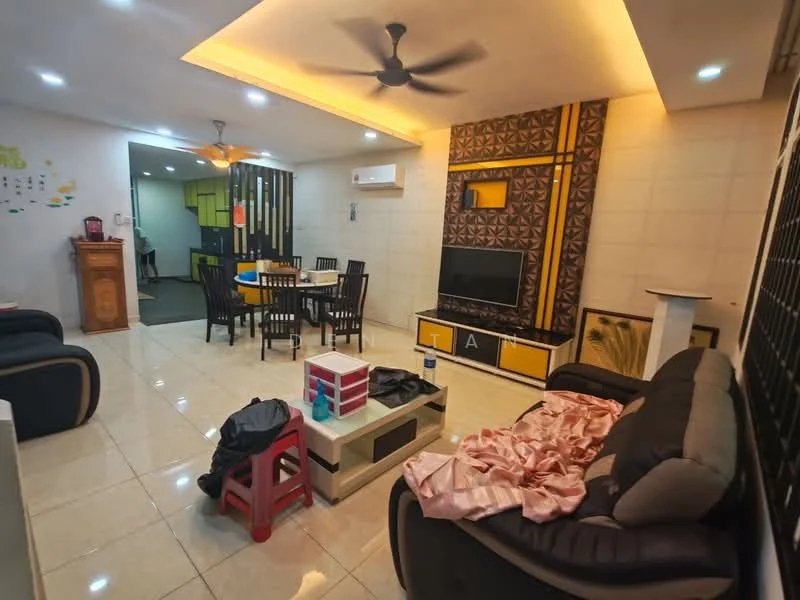 Living features: sofa in dark fabric, 2-seater sofa, 3-seater sofa, coffee table, TV console with wall-mounted TV, decorative wall with geometric pattern, ceiling with recessed lighting, ceiling fan, glossy tile flooring, wall-mounted air conditioning unit, dining area visible in background, dining table with chairs, decorative items on shelves; style: modern.