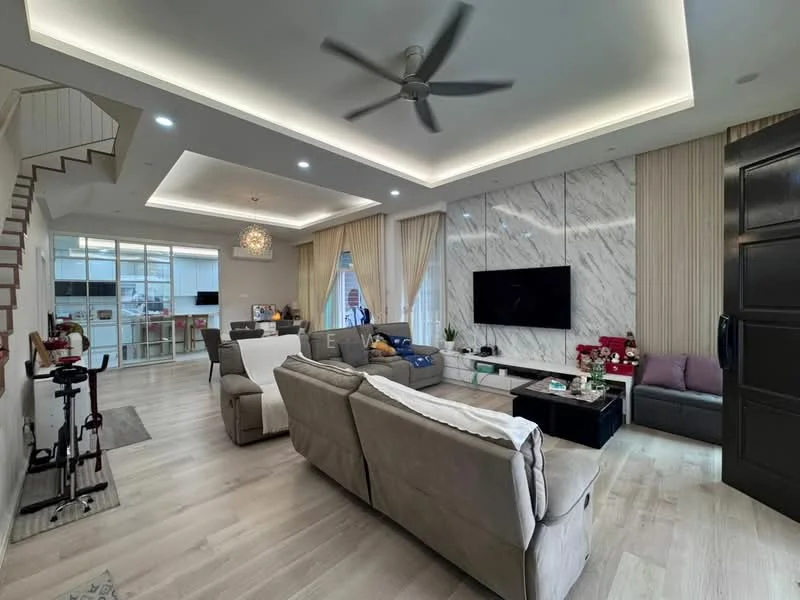 Living features: 5-blade ceiling fan with light, recessed LED downlights, marble accent wall, light wood flooring, sofa in grey fabric, coffee table, wall-mounted TV, decorative wall paneling, curtains, open staircase, exercise bike, area rug; style: modern.