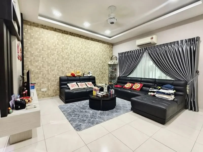 Living features: black leather sectional sofa, 3-seater fabric sofa, coffee table, area rug with geometric pattern, wall-mounted TV, TV console, recessed downlights, ceiling fan, curtains with pleats, decorative wall with textured panels, white painted walls, tile flooring; style: modern.