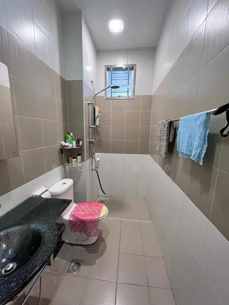 Bathroom features: black granite countertop, single-bowl sink, chrome basin mixer faucet, one-piece toilet, walk-in shower with glass enclosure, rain shower head, handheld shower, tile cladding on walls, ceramic tile flooring, window for natural light, towel rack, pink stool; style: modern.