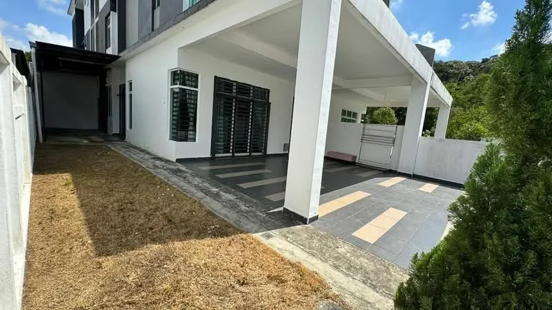 Exterior type: detached bungalow; features: covered car porch, paved flooring, manicured lawn, side garden, white painted facade, large windows, sliding glass door, concrete pathway, surrounded by greenery; style: modern.