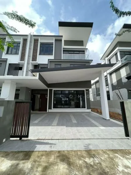 Exterior type: linked terrace house; features: white painted facade, flat roof, double-volume car porch, large glass windows, manicured landscaping, stone-paved driveway, balcony on upper floor, modern architectural design; style: modern.