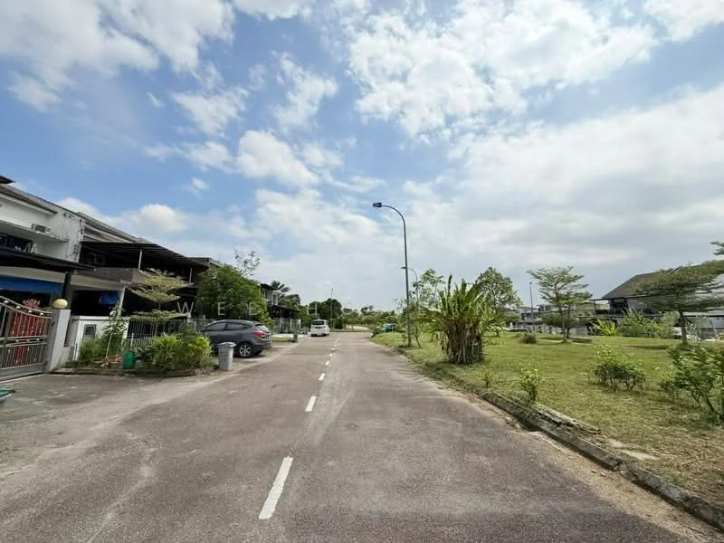 Exterior type: linked terrace house; features: paved road, manicured lawn, mature trees, street lighting, parking spaces, surrounding greenery; style: modern.