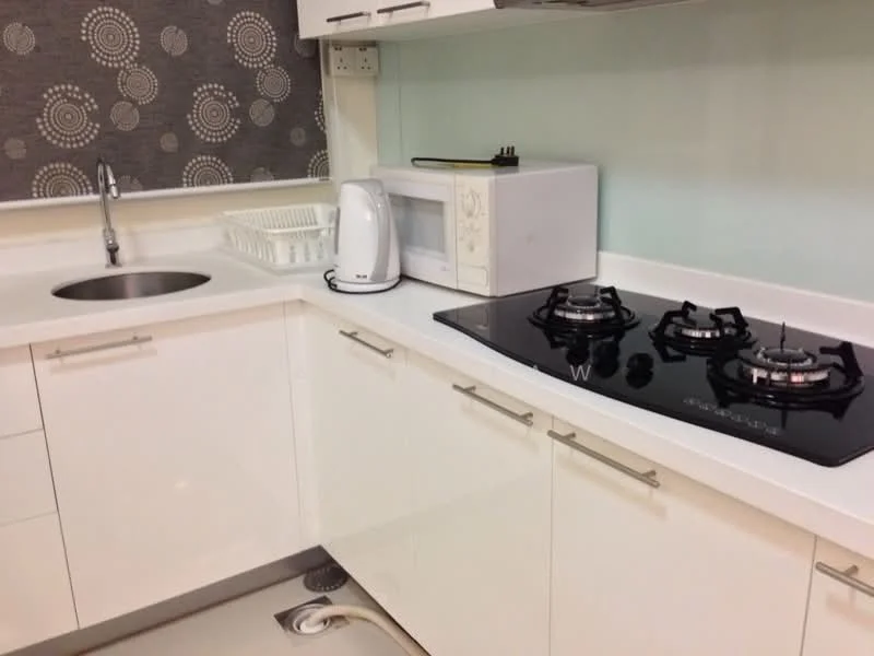 Kitchen features: single-bowl stainless-steel sink, chrome pull-down faucet, white laminate countertop, white shaker cabinets, built-in microwave, freestanding range oven, 4-burner gas hob, dish rack, grey patterned roller blinds; style: modern.