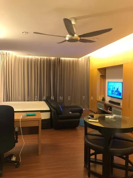 Living features: wooden flooring, 5-blade ceiling fan, sofa in black leather, coffee table, TV console, wall-mounted TV, dining table with 4 chairs, desk with chair, curtains in light grey, ambient LED lighting, bed in background; style: modern.