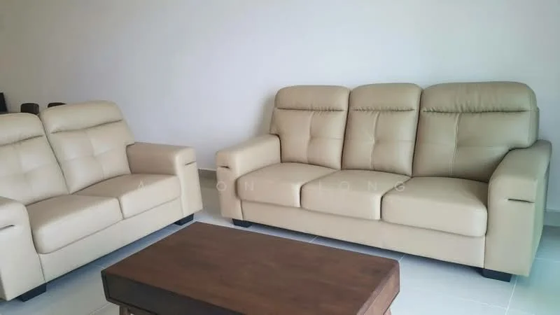 Living features: 3-seater leather sofa in beige, 2-seater leather sofa in beige, wooden coffee table, white painted walls, light-colored tiled flooring; style: modern.