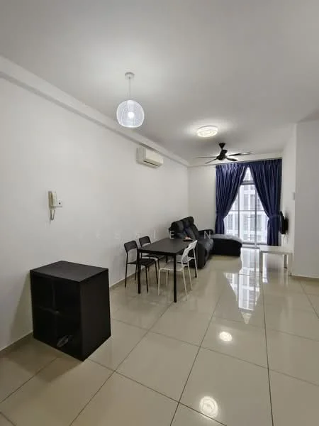 Living features: white painted walls, glossy tile flooring, 5-blade ceiling fan with light, sofa in black leather, coffee table, TV console, floor-to-ceiling windows, blue curtains, wall-mounted air conditioning unit, dining table with four chairs, black bookshelf; style: modern.