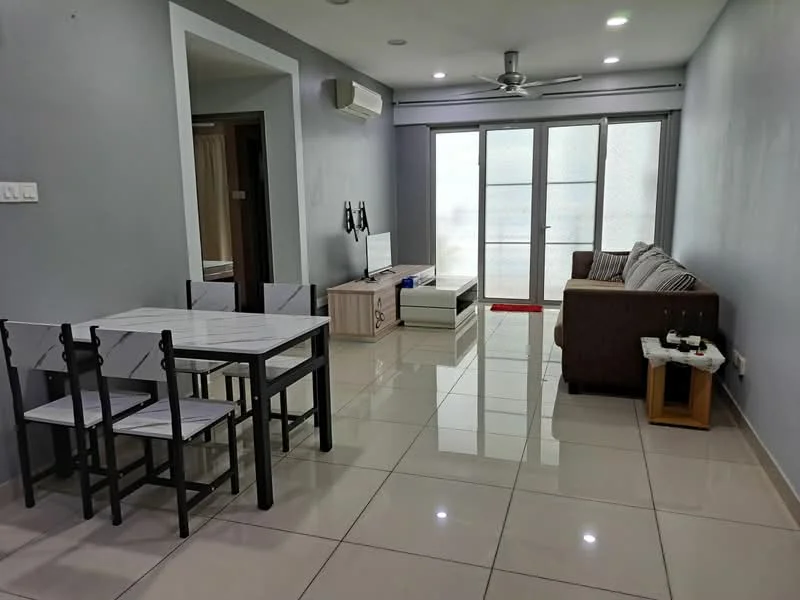 Living features: grey painted walls, white ceiling, recessed downlights, 5-blade ceiling fan, large sliding glass door, floor-to-ceiling windows, white tiled flooring, sofa in brown fabric, coffee table, TV console in light wood, wall-mounted TV, dining table with 4 chairs, decorative items on table; style: modern.