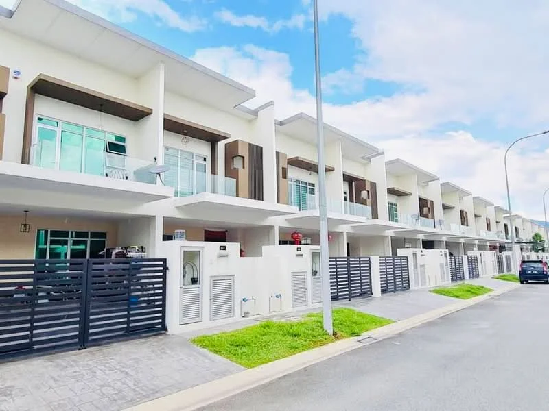 Exterior type: linked terrace house; features: two-storey building, white painted facade, balconies on upper floor, horizontal wooden slats, glass sliding doors, manicured lawn in front, paved walkway, visible parking spaces, street lighting, modern architectural design; style: modern.