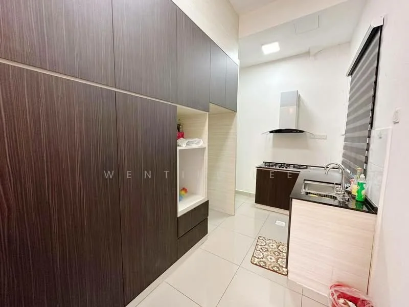 Kitchen features: dark wood cabinetry, light wood cabinetry, stainless-steel sink, chrome pull-down faucet, built-in gas hob, stainless-steel range hood, white tiled backsplash, ceramic tile flooring, recessed ceiling lights, window with blinds, countertop with storage, open shelving, kitchen rug; style: modern.
