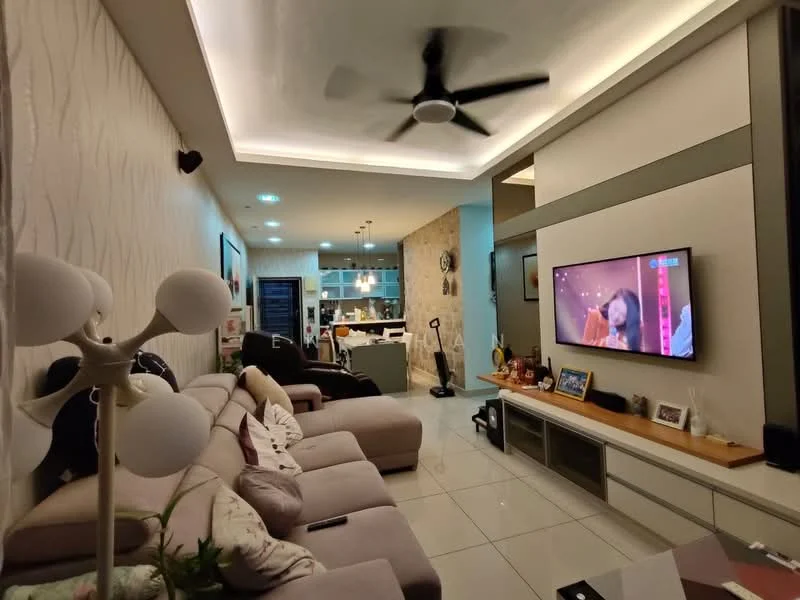 Living features: 3-seater fabric sofa in light grey, ceiling fan with integrated LED light, wall-mounted TV, TV console with storage, recessed lighting, white painted walls with decorative wallpaper, glossy tile flooring, decorative wall clock, houseplants in ceramic pots, area rug with geometric pattern; style: modern. Kitchen features: open-plan layout, kitchen island with seating, built-in cabinetry, stainless-steel appliances, recessed downlights; style: modern.