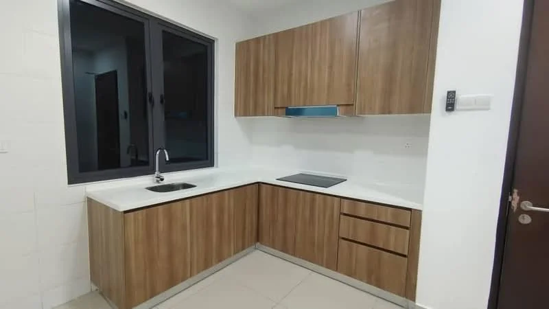 Kitchen features: L-shaped kitchen layout, wood cabinetry with a natural finish, white quartz countertop, single-bowl stainless-steel sink, chrome pull-down faucet, built-in cooktop, tile backsplash, ceramic tile flooring, recessed downlights, large window for natural light; style: modern.