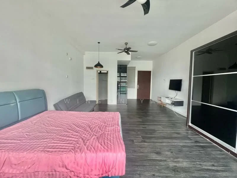 Living features: queen-size bed with pink bedspread, grey fabric sofa, wall-mounted TV, wooden flooring, ceiling fan with light, recessed ceiling lights, large sliding mirror wardrobe, open layout, neutral painted walls; style: modern.