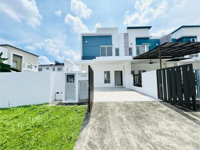 Exterior type: semi-detached house; features: white painted facade, blue accent wall, flat roof, manicured lawn, paved driveway, covered car porch, outdoor ceiling fan, windows with grilles, side garden, fenced perimeter; style: modern.